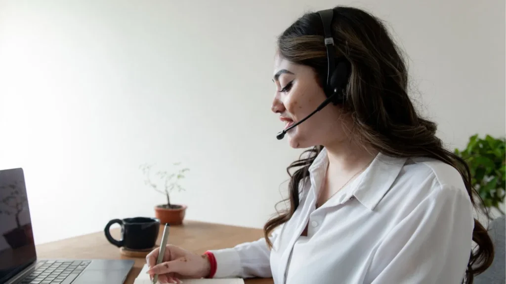 Client and virtual assistant using a clear task brief to communicate expectations remotely